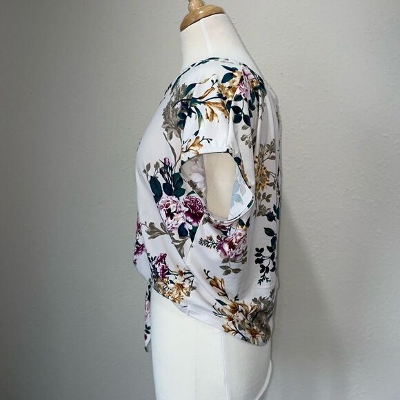 Hem & Thread Floral Waist Length Top Medium - Picture 6 of 6